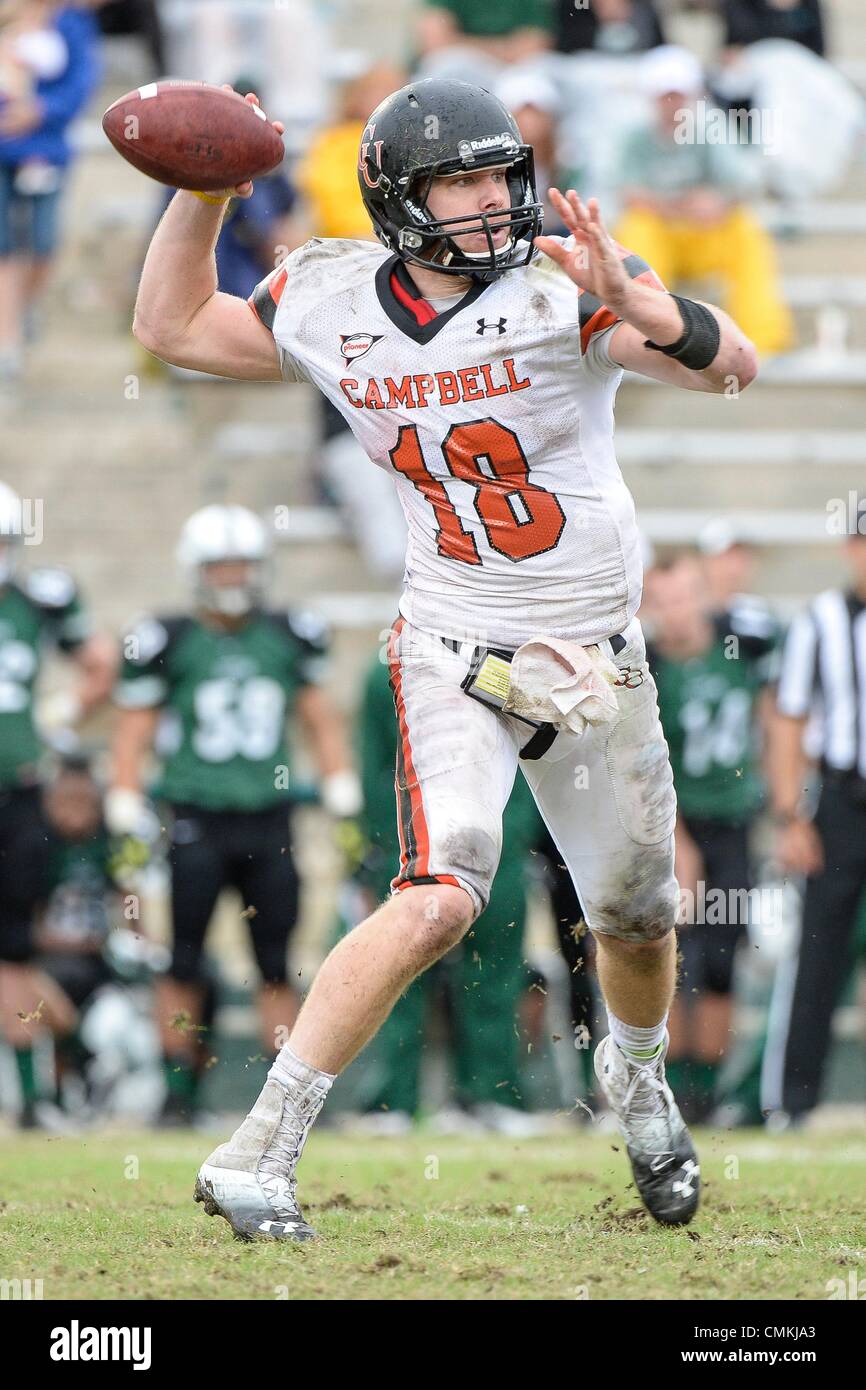 Deland, en Floride, USA. 2 nov., 2013. Campbell quarterback Brian Hudson (18) pendant la seconde moitié NCAA Football action de jeu entre les combats de chameaux et Campbell Stetson de chapeliers. Campbell défait Stetson 19-18 au stade Martin Spec dans DeLand, en Floride. Credit : csm/Alamy Live News Banque D'Images