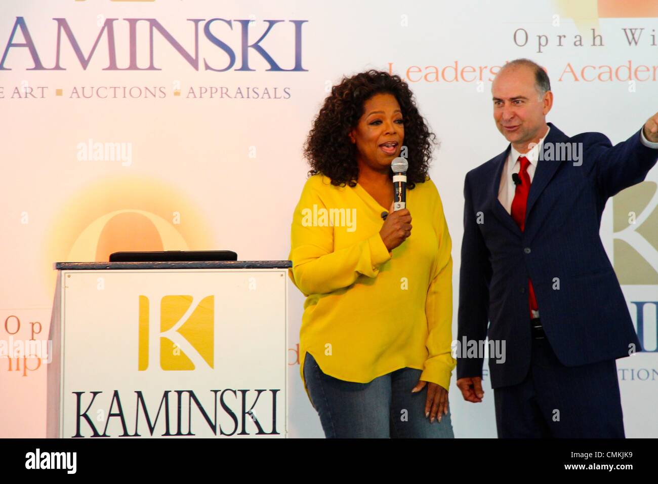 Oprah Winfrey avec Frank Kaminski, président de Kaminski Ventes aux enchères. Banque D'Images