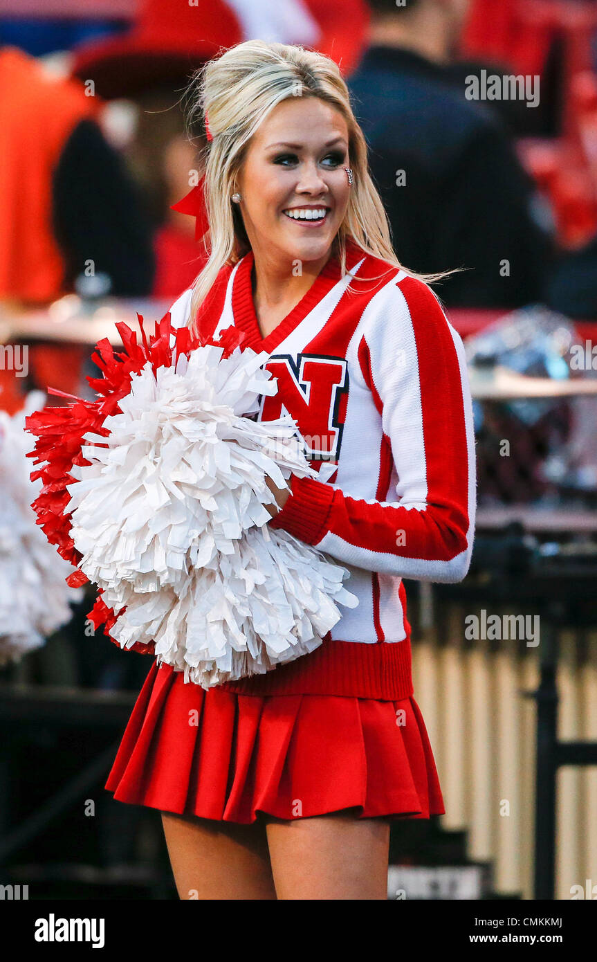 Lincoln, Nebraska, USA. 2 nov., 2013. Nov 02, 2013 - Lincoln, NE États-unis - Nebraska Cornhuskers cheerleader en action lors d'un match de football NCAA college entre le nord-ouest et le Nebraska Wildcats à Cornhuskers Memorial Stadium à Lincoln, Nebraska NE.gagné 27-24.Michael Spomer/Cal Sport Media/Alamy Live News Banque D'Images