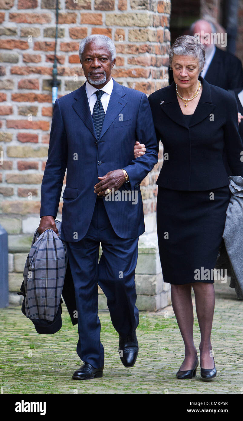 Delft, Pays-Bas, pour le Mémorial du Prince Friso. 09Th Nov, 2013. L'ancien secrétaire général des Nations Unies Kofi Annan et sa femme Nane Lagergren Maria arrivent à la Vieille Église de Delft, aux Pays-Bas, pour le Mémorial du Prince Friso, 02 novembre 2013. Le Prince Friso a subi de graves dommages au cerveau en février 2012 après l'accident de ski dans la station de ski de Lech. Il mourut âgé de 44 ans le 12 août 2013. Photo : Albert Nieboer //dpa/Alamy Live News Banque D'Images