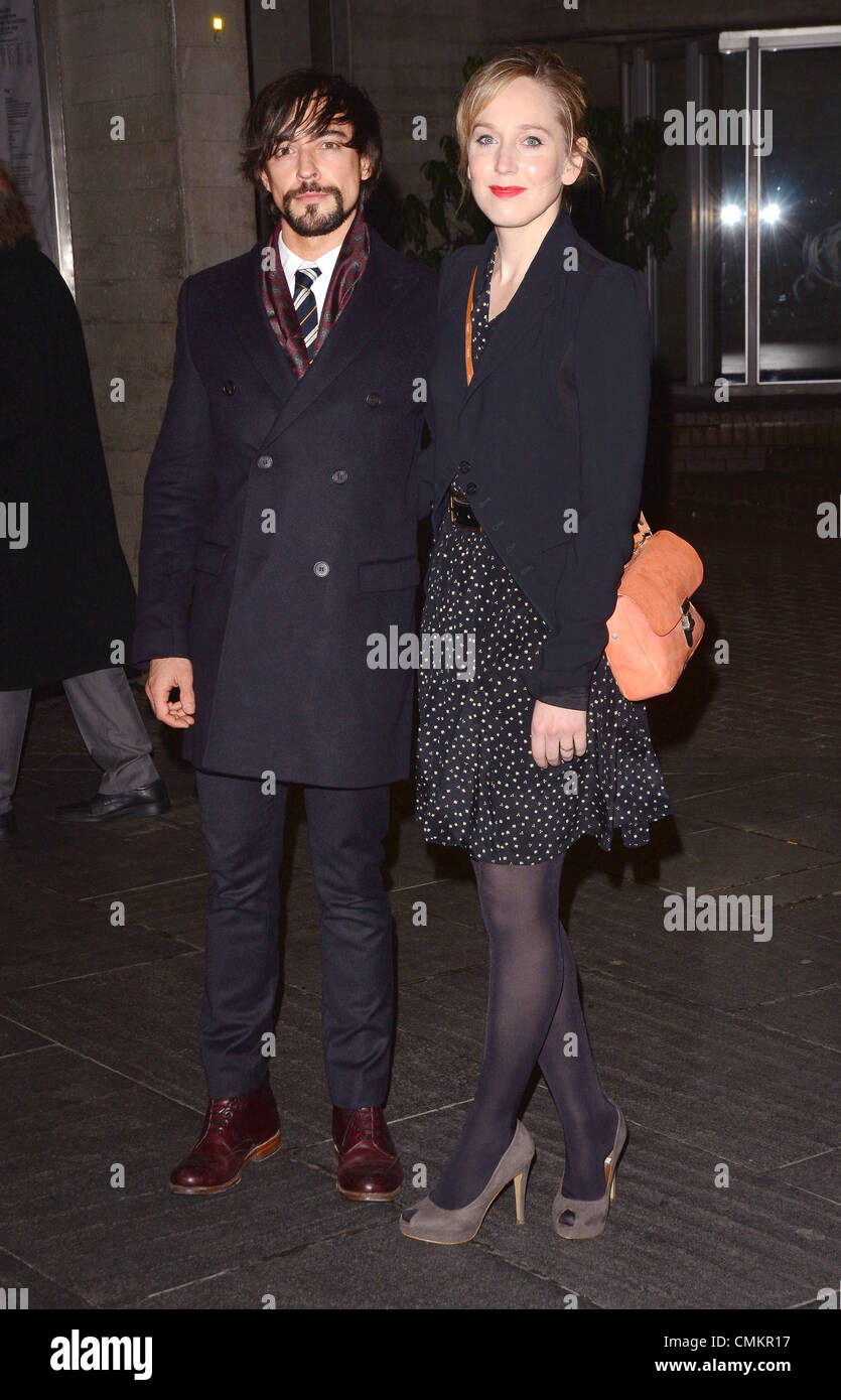 Londres, Royaume-Uni. 2 nov., 2013. Blake Levasseur et Hattie Morahan au Théâtre National : 50 ans sur scène - les arrivées au Théâtre National, South Bank, Londres - 2 novembre 2013 Credit : KEITH MAYHEW/Alamy Live News Banque D'Images