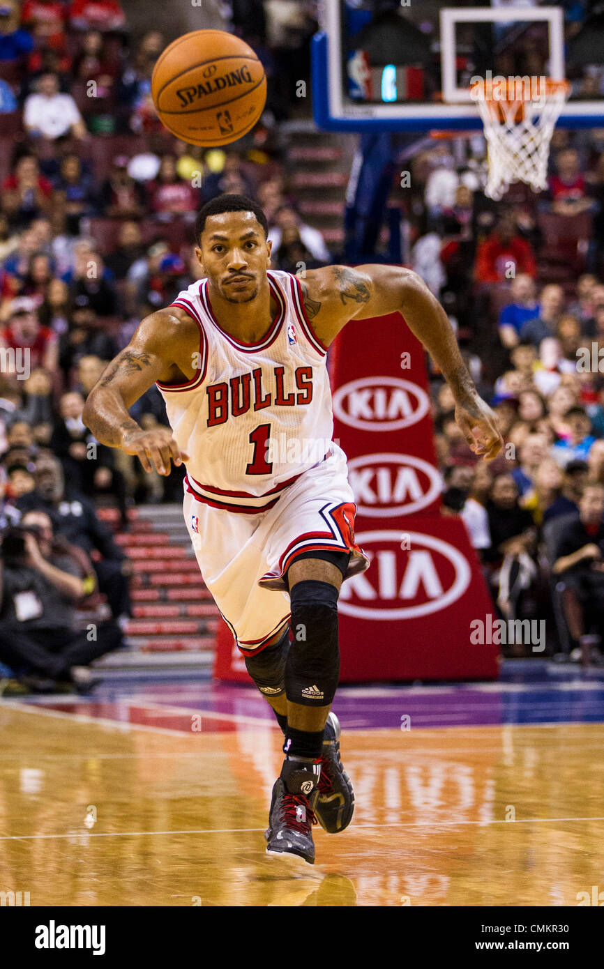 Philadelphie, Pennsylvanie, USA. 2 nov., 2013. Le meneur des Chicago Bulls Derrick Rose (1) va après la balle au cours de la NBA match entre les Chicago Bulls et les Philadelphia 76ers au Wells Fargo Center de Philadelphie, Pennsylvanie. Les 76ers gagner 107-104. Christopher Szagola/Cal Sport Media/Alamy Live News Banque D'Images