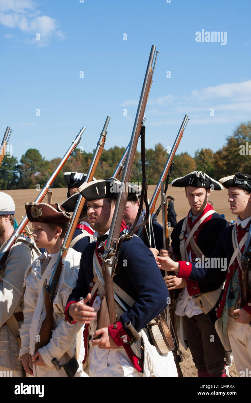 Camden, SC, USA. 2 nov., 2013. Camden historique tient sa 43e assemblée annuelle de la guerre Reolutionary journées sur le terrain. La guerre révolutionnaire de reconstitution historique a célébré le 225e anniversaire de la révolution avec des démonstrations dans le parc et une bataille sur le terrain avec les tuniques rouges et les Patriotes Banque D'Images