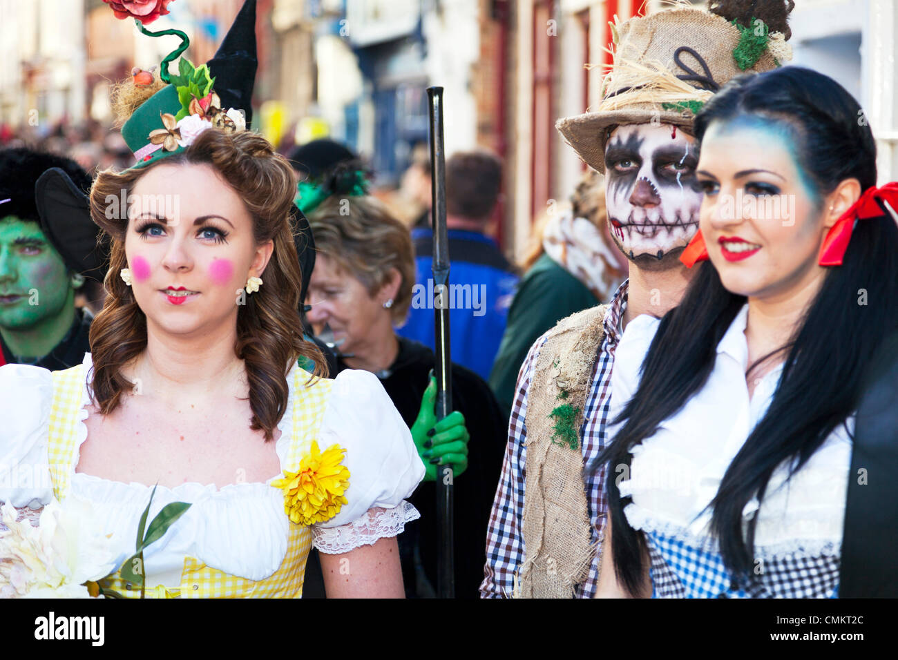 Whitby, UK. 29Th sep 2013. Goths à Whitby Goth Week-end Dimanche 03/11/2013. Fondée par Jo Hampshire en 1994, l'événement à Whitby, North Yorkshire, UK Angleterre rassemble des Goths et emos à cette destination emblématique de Dracular pour la musique, danser et boire. Crédit : Paul Thompson/Alamy Live News Banque D'Images