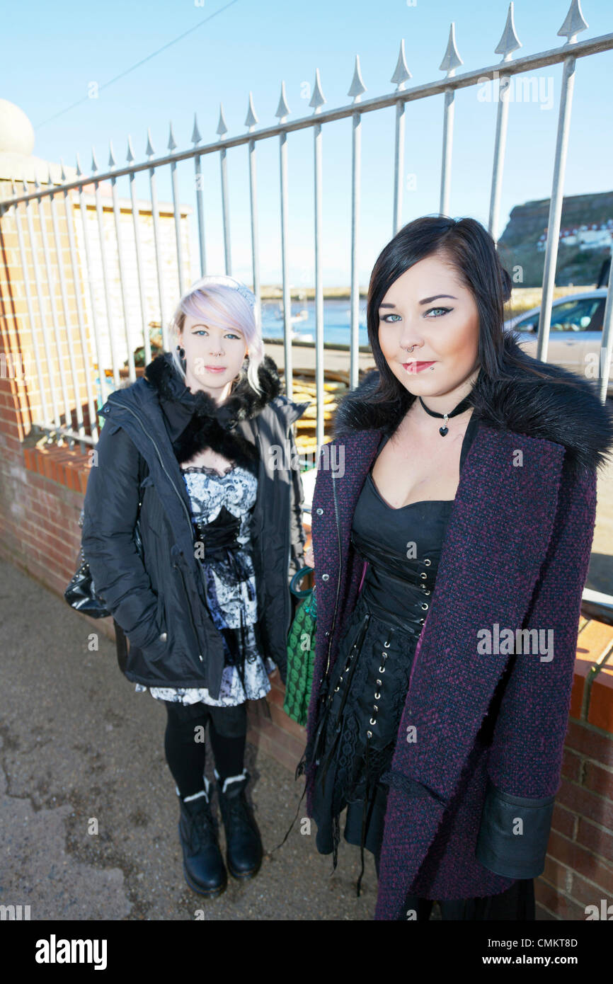 Whitby, UK. 29Th sep 2013. Goths à Whitby Goth Week-end Dimanche 03/11/2013. Fondée par Jo Hampshire en 1994, l'événement à Whitby, North Yorkshire, UK Angleterre rassemble des Goths et emos à cette destination emblématique de Dracular pour la musique, danser et boire. Crédit : Paul Thompson/Alamy Live News Banque D'Images