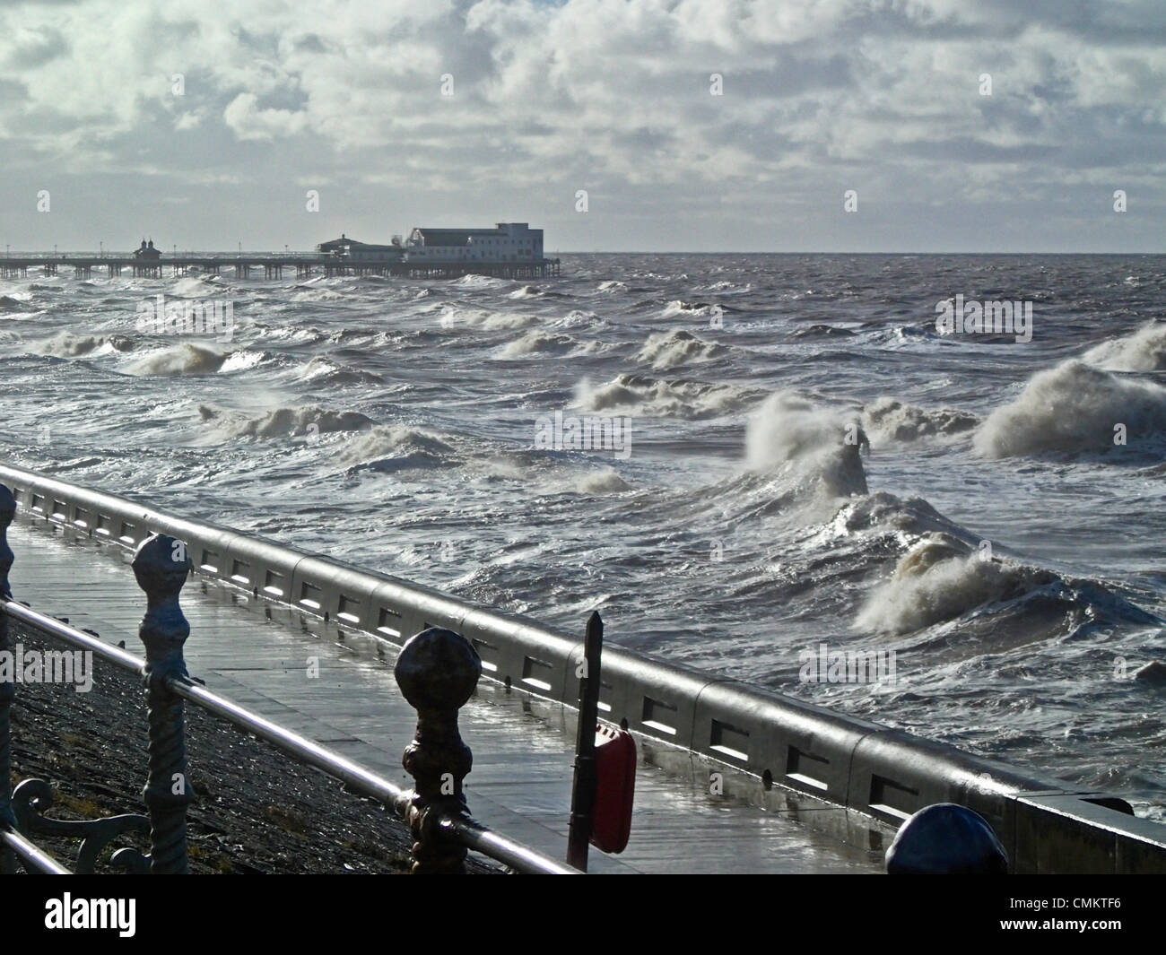 Blackpool, Royaume-Uni. 3e août 2013. Des vents forts à la station balnéaire de Blackpool préparant d'importantes vagues de tempête est revenu à de nombreuses régions du Royaume-Uni après une période de calme relatif. Credit : Sue Burton/Alamy Live News Banque D'Images