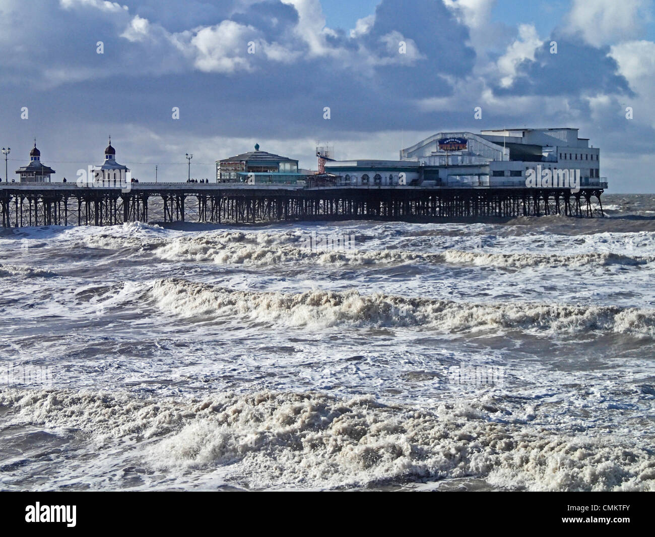 Blackpool, Royaume-Uni. 3e août 2013. Des vents forts jusqu'à fouetter de grosses vagues à la jetée du Nord. Le temps orageux est revenu à de nombreuses régions du Royaume-Uni après une période de calme relatif. Credit : Sue Burton/Alamy Live News Banque D'Images