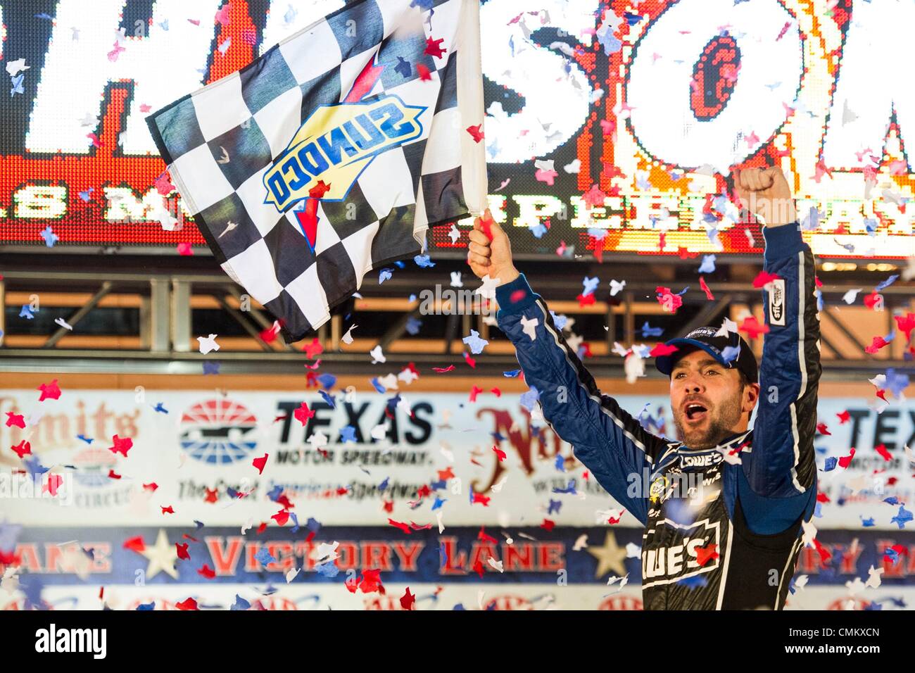 Fort Worth, TX, USA. 29Th sep 2013. Fort Worth, TX - NOV 03, 2013 : Jimmie Johnson (48) remporte le Texas 500 AAA à la Texas Motor Speedway à Fort Worth, TX. © csm/Alamy Live News Banque D'Images