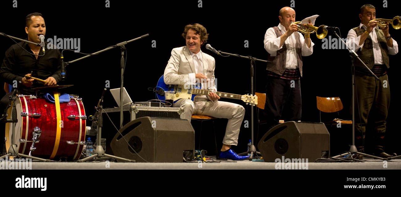 Prague, République tchèque. 29Th sep 2013. Musicien et compositeur serbe Goran Bregovic (deuxième à gauche) effectue en centre des congrès de Prague, en République tchèque, le 3 novembre 2013. © Michal Kamaryt/CTK Photo/Alamy Live News Banque D'Images