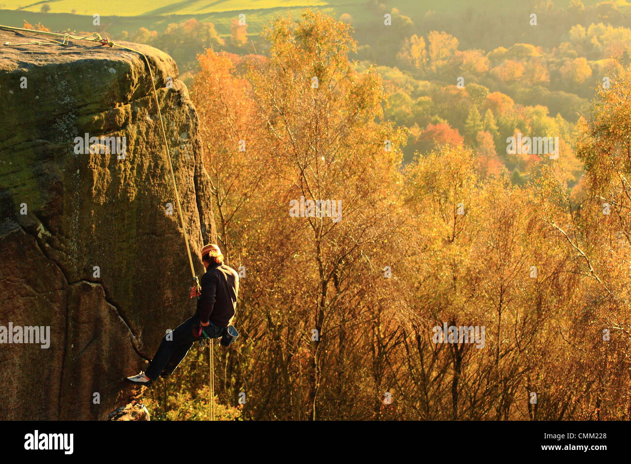 Un alpiniste s'attaque au-dessus du bord Froggatt Derwent Valley sur une belle journée d'automne, dans le Peak District, Derbyshire, Angleterre, Royaume-Uni Banque D'Images