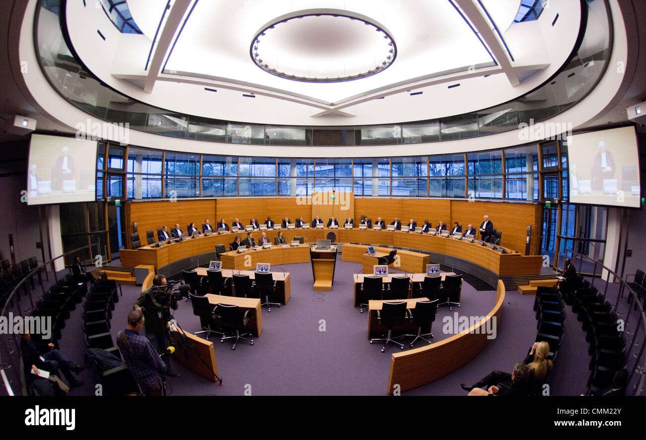 Juge britannique David Anderson (R) parle au cours de sa fournaise-en dans la grande salle d'audience du Tribunal international du droit de la mer (TIDM) avant son assermentation à Hambourg, Allemagne, 04 novembre 2013. ITLAS entendra la cause du navire Arctic Sunrise de Greenpeace le 06 novembre 2013. Photo : CHRISTIAN CHARISIUS Banque D'Images