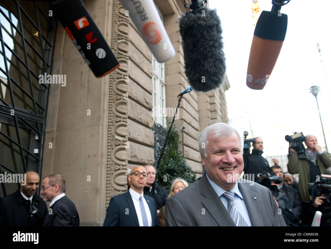 Berlin, Allemagne. 05 nov., 2013. Le président de la CSU Horst Seehofer attend que le chancelier allemand avant le début de la troisième ronde de négociations de coalition à Berlin, Allemagne, 05 novembre 2013. Haut Représentants de CDU/CSU et le SPD s'est réuni dans la représentation de l'État de Bavière pour les négociations de coalition. Photo : MAURIZIO GAMBARINI/dpa/Alamy Live News Banque D'Images