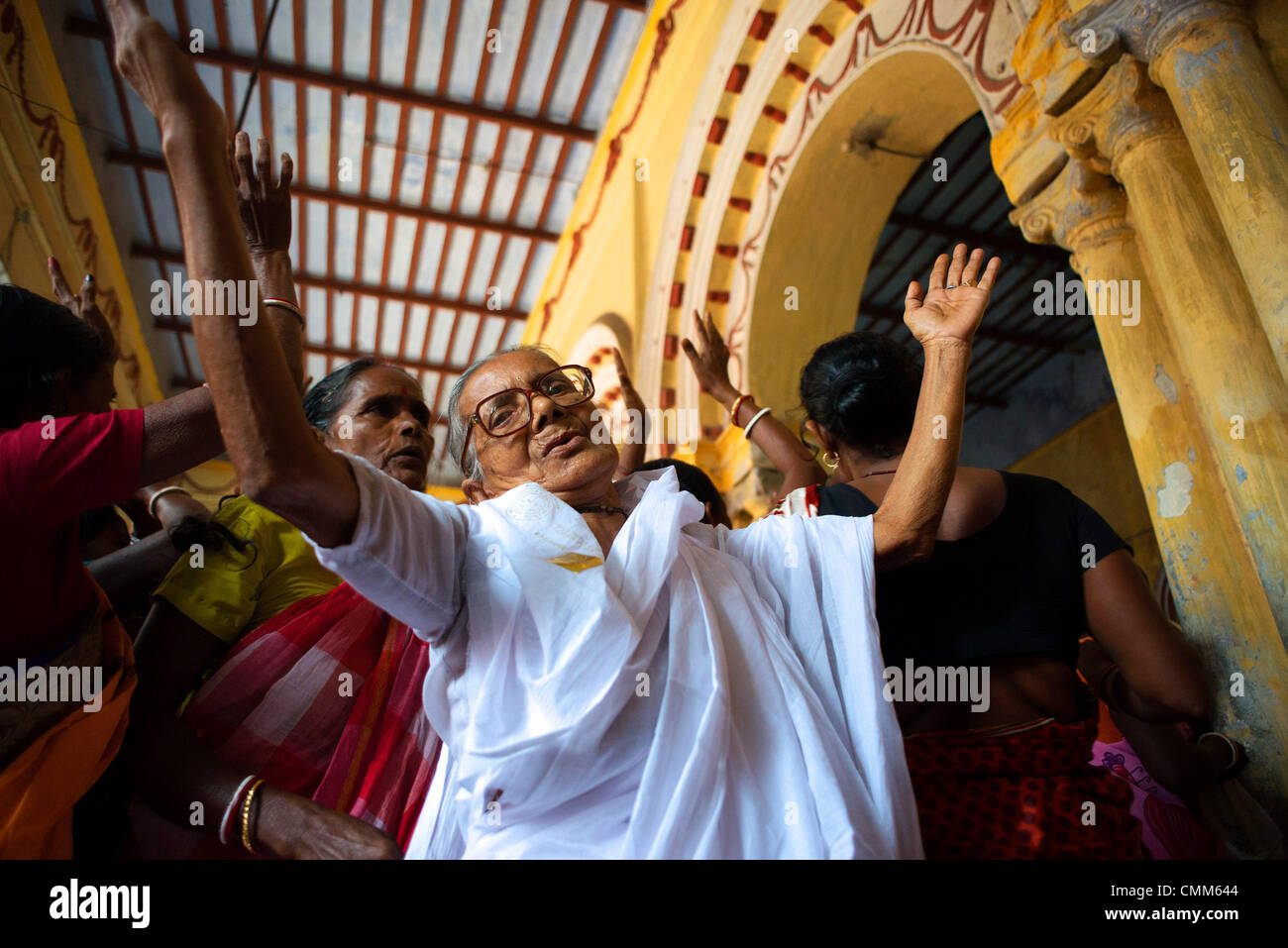 Kolkata, Inde. 4 novembre 2013 - Les gens en grand nombre se rassemblent à un temple à Kolkata pour célébrer Govardhan Puja, également appelé Annakut (ce qui signifie un tas de grain) et pour commémorer la victoire du Seigneur Krishna sur Indra. Elle a lieu le quatrième jour de Dipavali (diwali), la fête hindoue des lumières.Selon la légende, le Seigneur Krishna a enseigné les gens à adorer le contrôleur suprême de la nature, Dieu, précisément, comme Govardhan Govardhan est une manifestation de Krishna, et à cesser d'adorer le Dieu des pluies.(Image Crédit : Crédit : Subhendu Sarkar/NurPhoto ZUMAPRESS.com/Alamy/Live News Banque D'Images