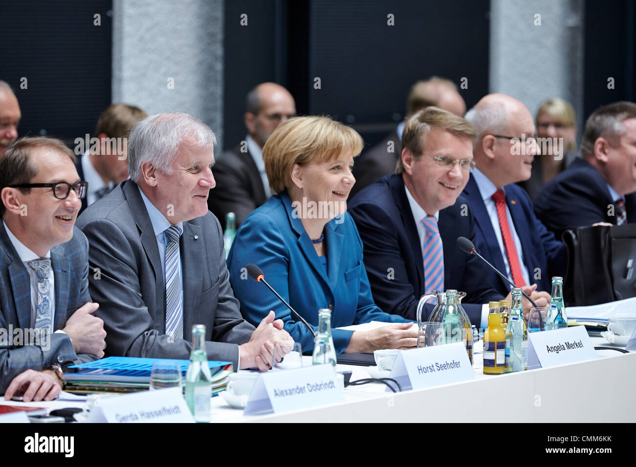 Berlin, Allemagne. 03 novembre, 2013. CDU/CSU et SPD continuer la négociations de coalition à la représentation de l'Etat fédéral de Bavière à Berlin. / Photo : Angela Merkel, chancelier allemand, Horst Seehofer et (CSU), président de la CSU et Ministre-président de Bavière, smiling site par site au négociations de coalition à Berlin. Credit : Reynaldo Chaib Paganelli/Alamy Live News Banque D'Images