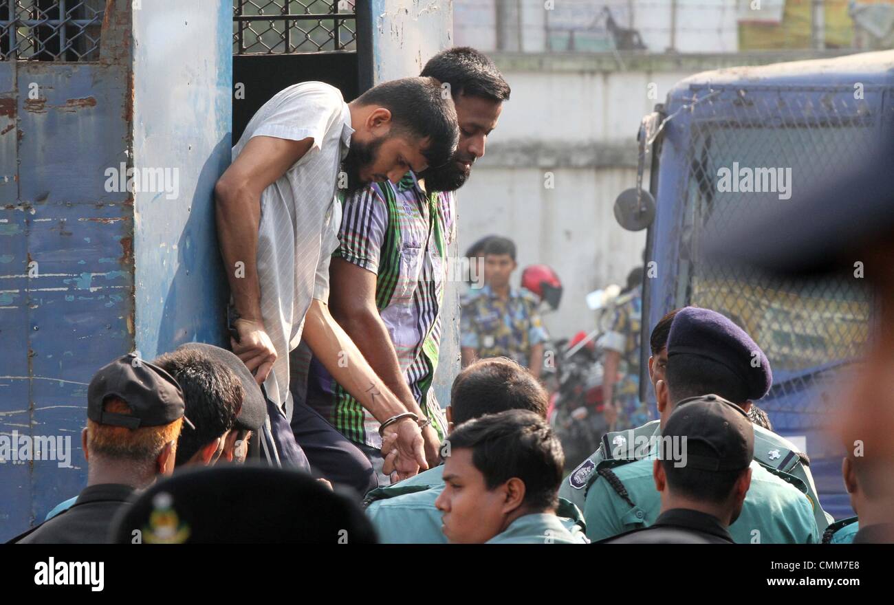 Dhaka, Bangladesh. 5e novembre 2013. Menottés Bangladesh Rifles (BDR) soldats arrivent à la cour spéciale à Dhaka le 5 novembre 2013. Quelque 800 soldats bangladeshis paru dans une immense cour spécialement construite accusé de meurtre et autres infractions graves au cours d'une sanglante mutinerie en 2009. Lors du soulèvement, qui a duré environ 30 heures, 74 personnes -dont 57 officiers supérieurs de l'armée- ont été tués lors d'une base militaire dans la capitale Dhaka. Banque D'Images