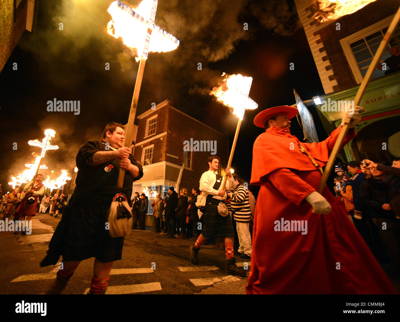 Lewes, East Sussex, UK. 5Th Nov, 2013. Procession aux flambeaux à travers les rues de Lewes. Lewes Bonfire Night procession pour célébrer la dorure de la 'conspiration' de 1605, Lewes, East Sussex, UK 5 novembre 2013 Crédit : 'CP/Alamy Live News' Banque D'Images