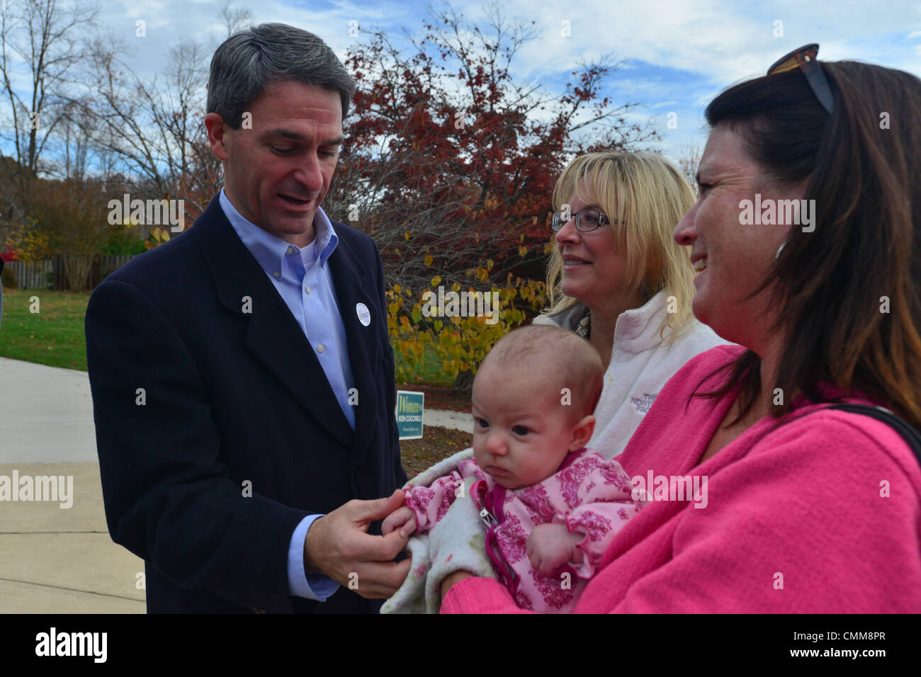 Le 5 novembre 2013 - candidat au poste de gouverneur républicain de Virginie et Tea Party espère KEN CUCCINELLI détient la main de Kate, bébé 3 mois, alors qu'il cours les voix de sa mère, Susan Francis, et ami Barbara Remington à une église presbytérienne à Clifton, New Jersey. À la suite de la fermeture du gouvernement et des divisions au sein du parti républicain, l'élection de Virginie a été jeté comme un référendum sur la question de savoir si le GOP Tea Party l'insurgé aile est de faire plus d'aide ou de dommages à la partie. (Crédit Image : © Miguel Juarez Lugo/ZUMAPRESS.com) Banque D'Images