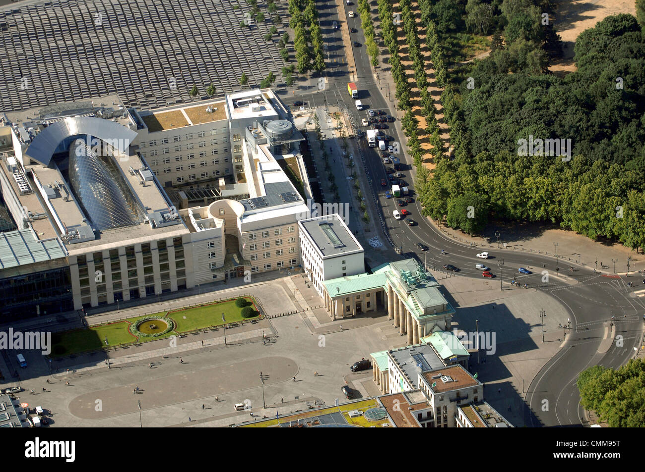 Fichier - une archive photo datée du 17 juin 2008, montre une vue aérienne de la porte de Brandebourg (R, avant), l'US emabssy (C), l'Académie des arts et le Mémorial de l'Holocauste (retour en haut), à Berlin, Allemagne. Porte de Brandebourg a été conçu et construit par l'architecte Carl Gotthard Langhans entre 1789 et 1791. La staue de Quadriga a été conçu par Johann Gottfried Schadow en 1793. Photo : Euroluftbild.de Banque D'Images