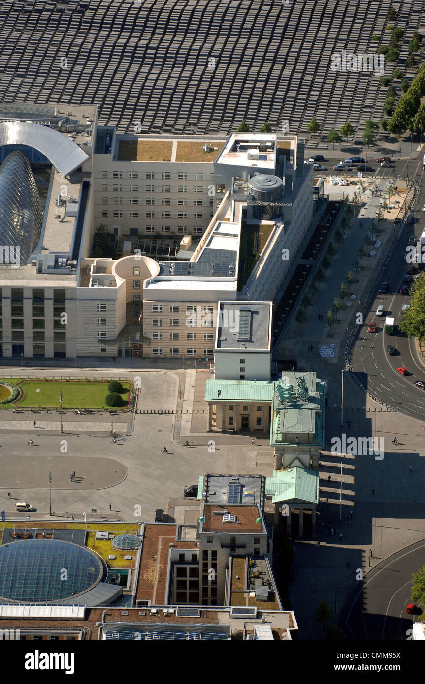 Fichier - une archive photo datée du 17 juin 2008, montre une vue aérienne de la porte de Brandebourg (R, avant), l'US emabssy (C), l'Académie des arts et le Mémorial de l'Holocauste (retour en haut), à Berlin, Allemagne. Porte de Brandebourg a été conçu et construit par l'architecte Carl Gotthard Langhans entre 1789 et 1791. La staue de Quadriga a été conçu par Johann Gottfried Schadow en 1793. Photo : Euroluftbild.de Banque D'Images