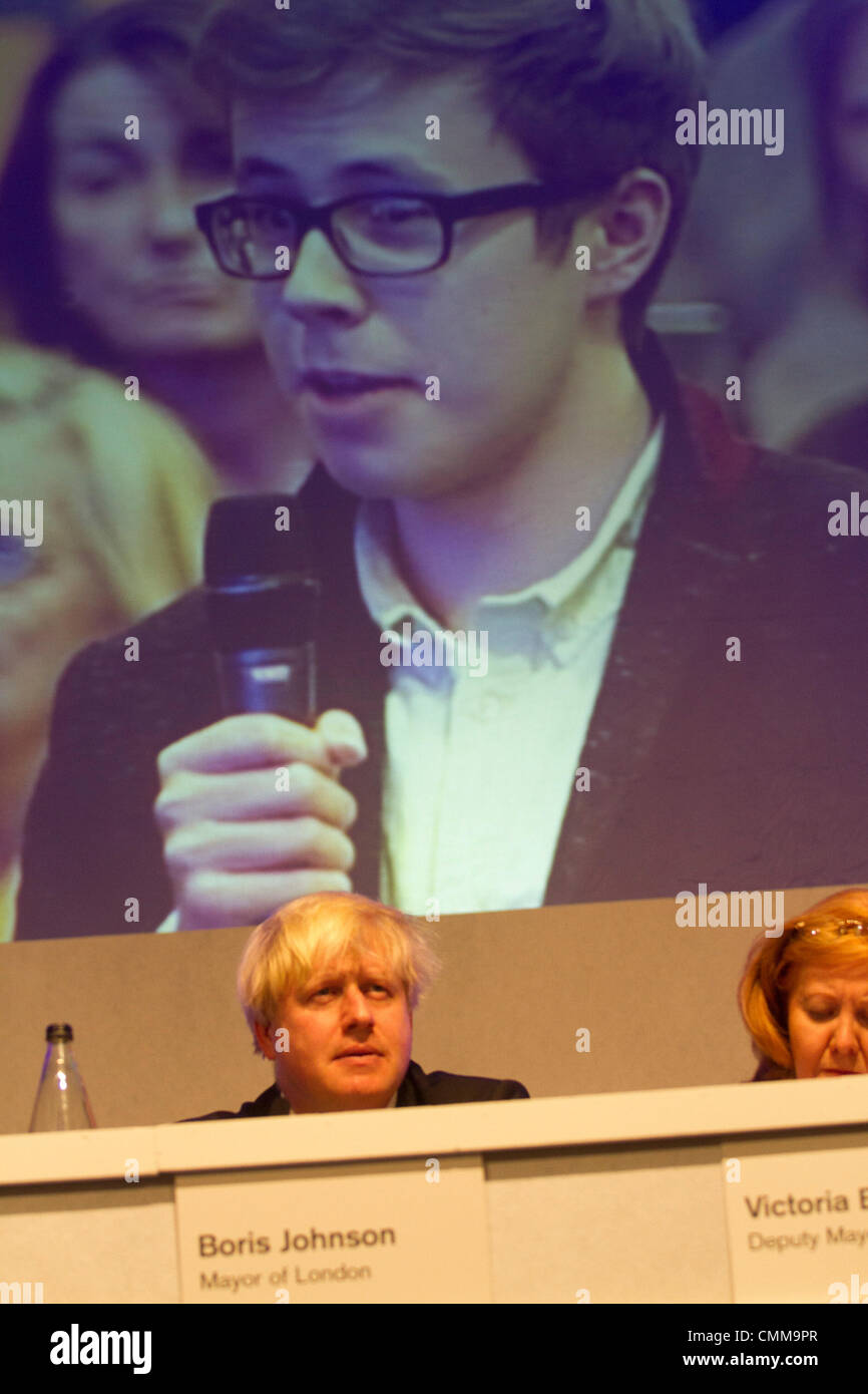 South Kensington London, UK. Le maire de Londres Boris Johnson assiste à l'heure des questions du peuple à l'Imperial College de Londres avec des membres de l'Assemblée générale pour répondre aux questions touchant les transports londoniens concernant le logement et le crédit de la criminalité : amer ghazzal/Alamy Live News Banque D'Images