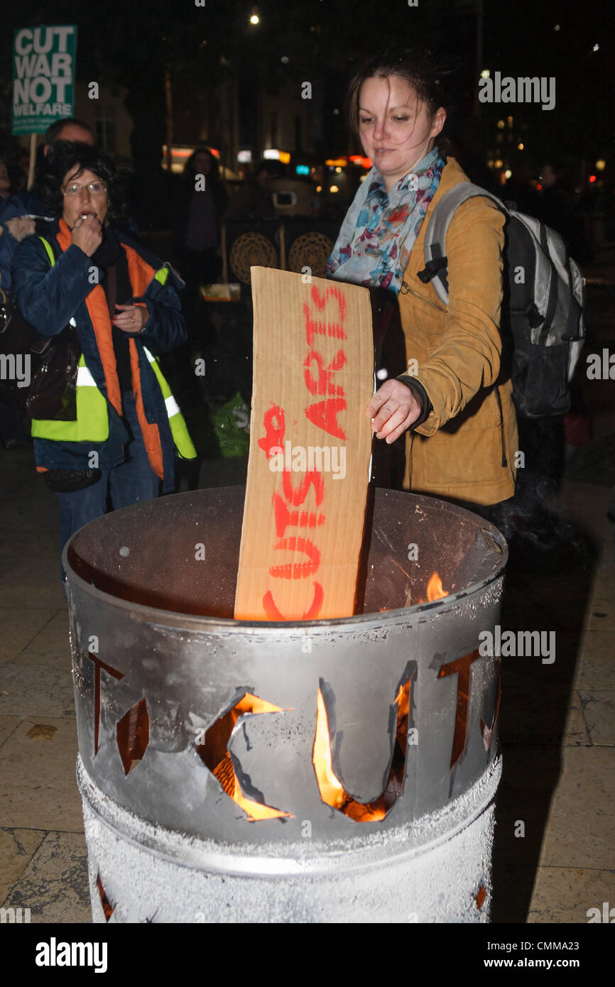 Bristol, UK.5e nov., 2013. Un manifestant Anti-austérité à Bristol est photographié la gravure d'un placard pendant le feu de l'austérité de protestation. Credit : lynchpics/Alamy Live News Banque D'Images