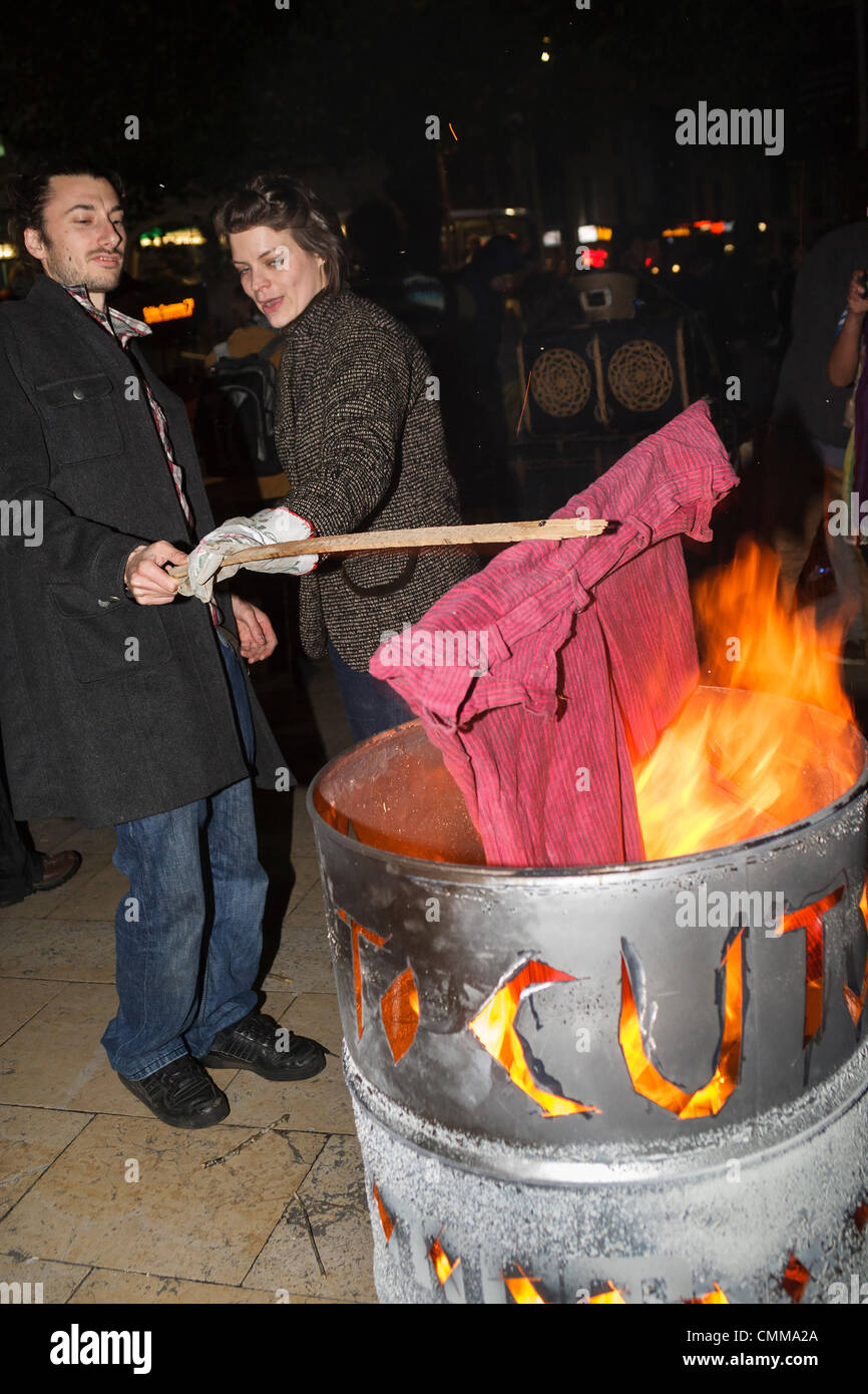Des manifestants anti-austérité à Bristol sont photographiés la gravure d'une paire de pantalon rouge pour protester contre le maire George Ferguson qui est bien connu pour son pantalon rouge. Credit : lynchpics/Alamy Live News Banque D'Images