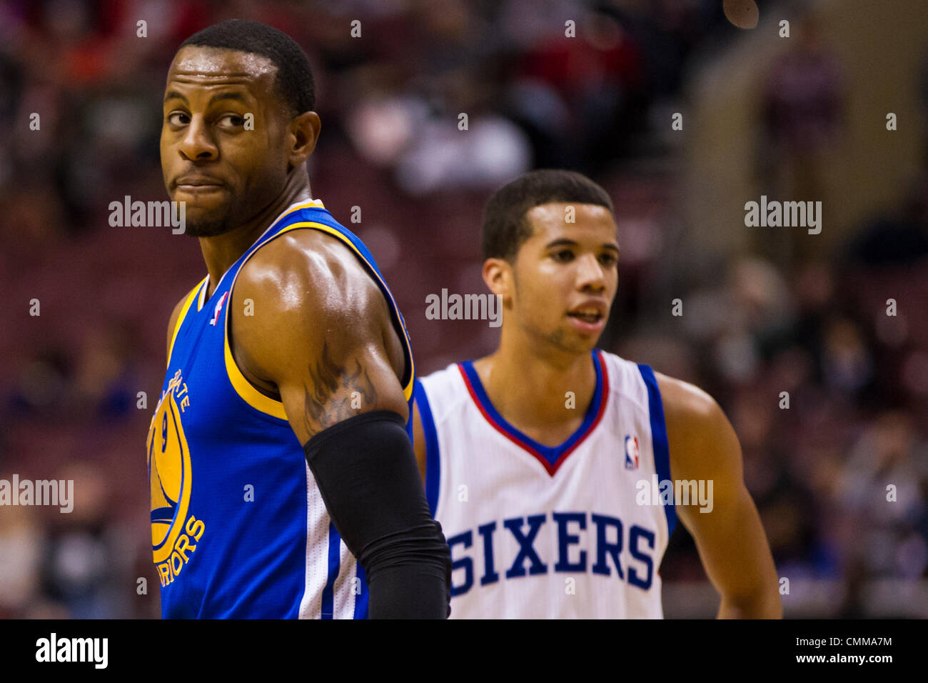 Philadelphie, Pennsylvanie, USA. 4e novembre 2013. Golden State Warriors shooting guard Andre Iguodala (9) fait un retour avec les Philadelphia 76ers Michael Carter-Williams point guard (1) derrière lui au cours de la NBA match entre les Golden State Warriors et les Philadelphia 76ers au Wells Fargo Center de Philadelphie, Pennsylvanie. Les guerriers gagner 110-90. Christopher (Szagola/Cal Sport Media/Alamy Live News) Banque D'Images