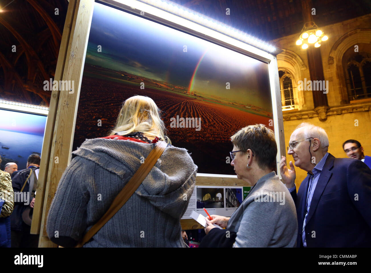 Londres, Royaume-Uni. 5e novembre 2013. Les champs de bataille de la paix Terres 14-18 exposition pré-lancement au Westminster Hall, les Maisons du Parlement, Londres. L'annonce d'une grande exposition commémorative de la PREMIÈRE GUERRE MONDIALE par World Press Photo Le photographe primé Mike Saint Maur Sheil qui sera lancé à Londres en 2014 et d' villes anglaises pour les quatre prochaines années. Crédit : Paul Brown/Alamy Live News Banque D'Images