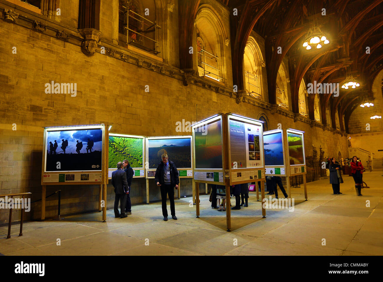 Londres, Royaume-Uni. 5e novembre 2013. Les champs de bataille de la paix Terres 14-18 exposition pré-lancement au Westminster Hall, les Maisons du Parlement, Londres. L'annonce d'une grande exposition commémorative de la PREMIÈRE GUERRE MONDIALE par World Press Photo Le photographe primé Mike Saint Maur Sheil qui sera lancé à Londres en 2014 et d' villes anglaises pour les quatre prochaines années. Crédit : Paul Brown/Alamy Live News Banque D'Images