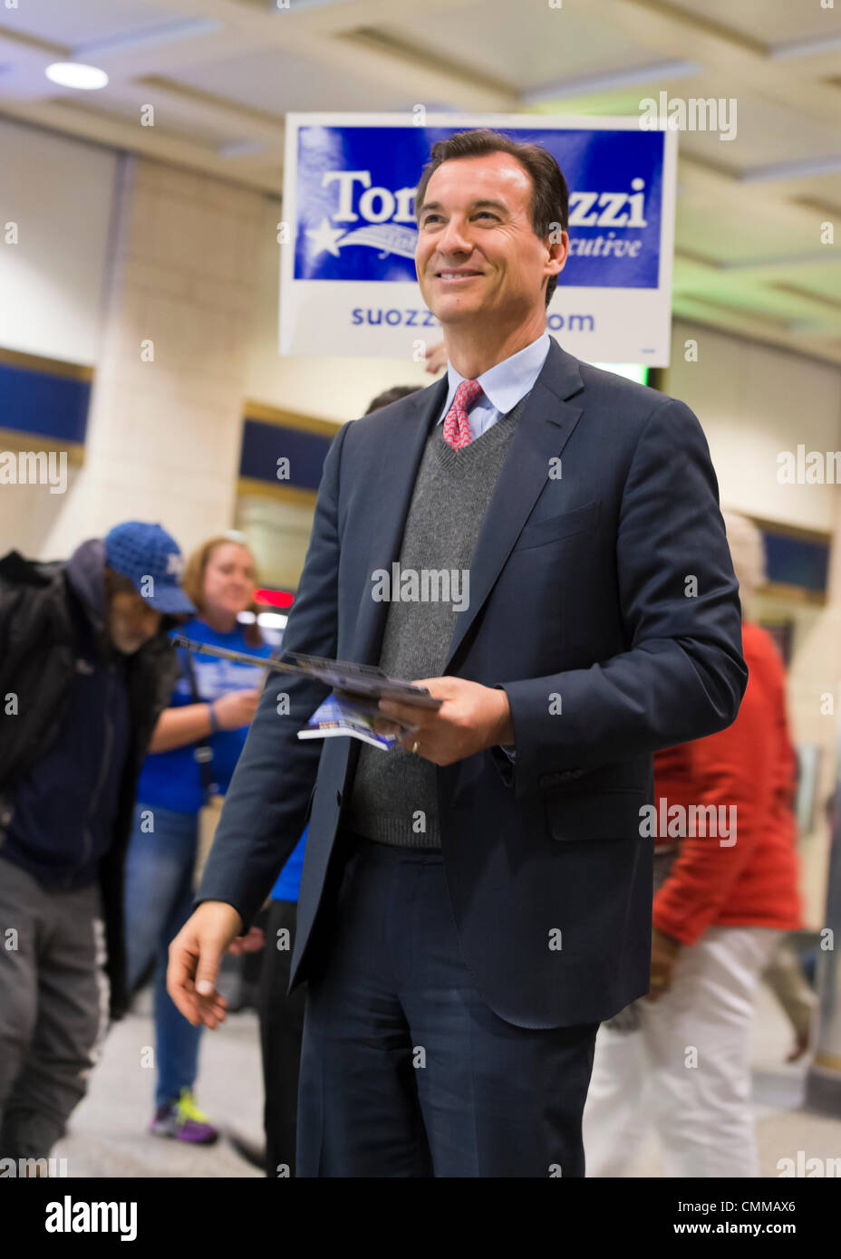 Manhattan, New York, États-Unis 4 novembre 2013. TOM SUOZZI, candidat démocrate à Nassau County, Exécutif (au centre) rencontre les électeurs potentiels au cours de sa campagne s'arrêtent à Penn Station, près de la fin du 36 heures de barnstorming voyage Nassau County, menant à l'élection générale du 5 novembre. Ancien Comté de Nassau Suozzi exécutif républicain et l'opérateur de Mangano sont de nouveau face à face en tant que challenger. Credit : Ann E Parry/Alamy Live News Banque D'Images