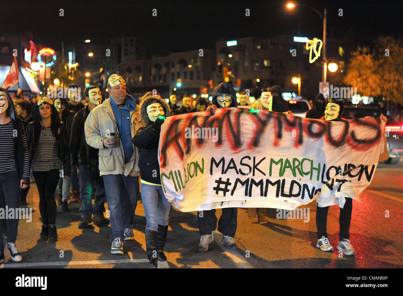 Les millions d'anonymes mars masque tenue le Bonfire Night in London, Ontario, Canada. Banque D'Images