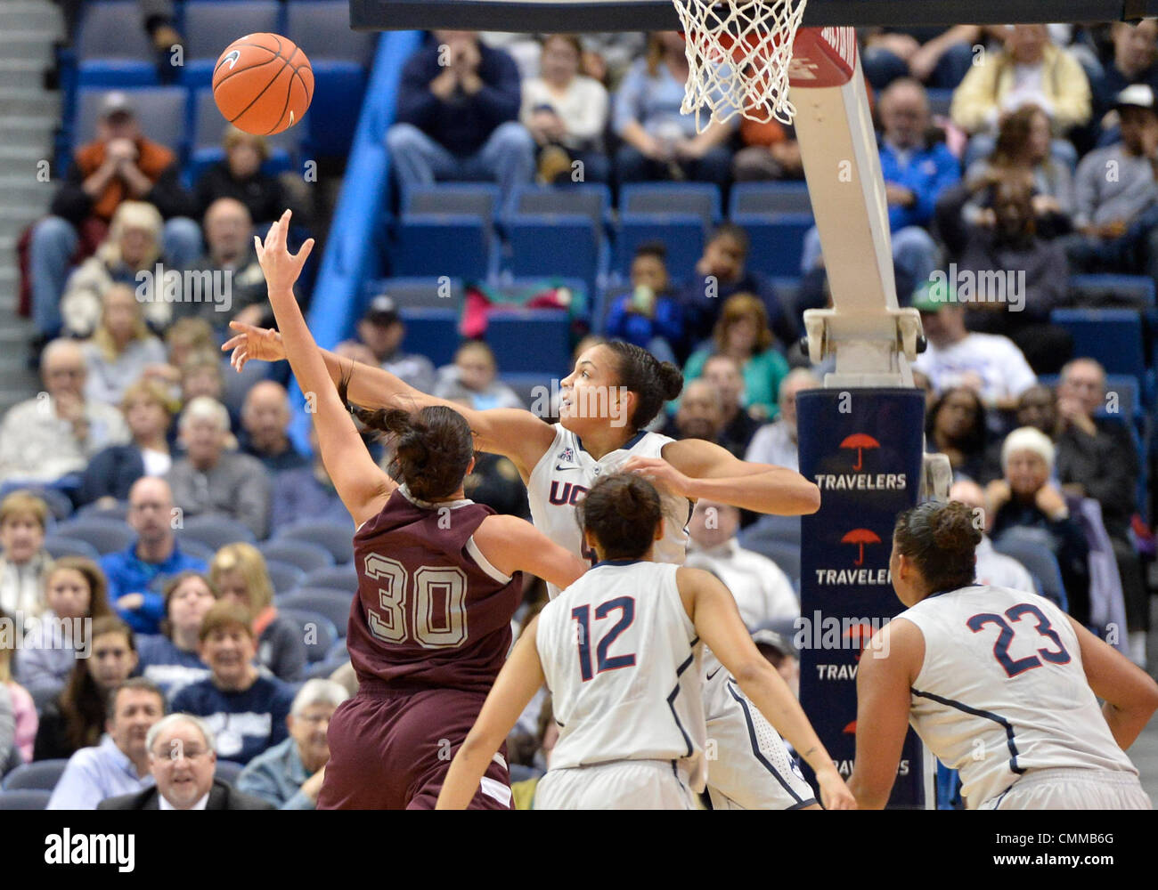 Hartford, CT, USA. 5Th Nov, 2013. Le mardi 5 novembre 2013 : UConn huskies center Kiah Stokes (41) bloque le tir de Philadelphie avant de béliers Alex Heck # 30, que UConn huskies guard Saniya Chong (12) et l'avant-garde de UConn huskies Kaleena Mosqueda Lewis (23) Chercher sur pendant la 1ère moitié du jeu de basket-ball de NCAA entre Philadelphie et Washington au XL Center à Hartford, CT. Bill Shettle / Cal Sport Media. © csm/Alamy Live News Banque D'Images