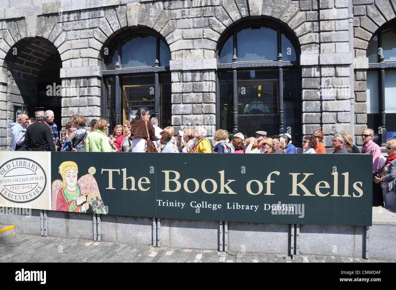 Trinity College Dublin, ancienne bibliothèque visiteurs queue à l'ancienne bibliothèque du Trinity College de Dublin, qui abrite le Livre de Kells pour voir l'exposition "Le Livre de Kells : obscurité de rotation dans la lumière', photo prise le 5 juin 2013. Le Livre de Kells est la plus célèbre des volumes dans la bibliothèque de Trinity College. Photo : Frank Baumgart Banque D'Images