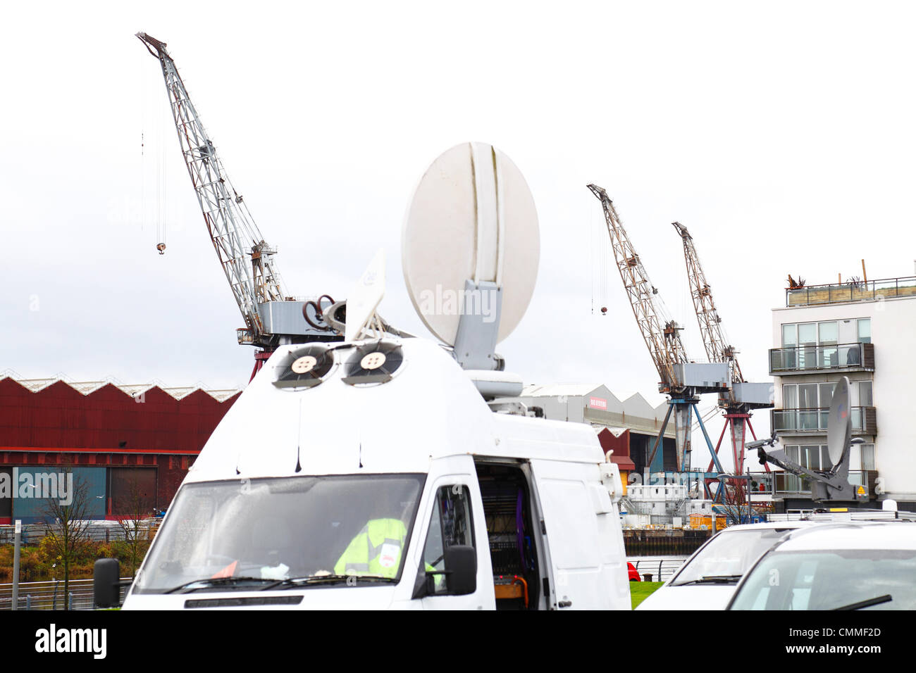 BAE Systems, Govan, Glasgow, Écosse, Royaume-Uni, mercredi 6 novembre 2013. TV Outside Broadcast van devant BAE Systems Shipyard sur la rivière Clyde le jour où les suppressions d'emplois ont été annoncées. Banque D'Images