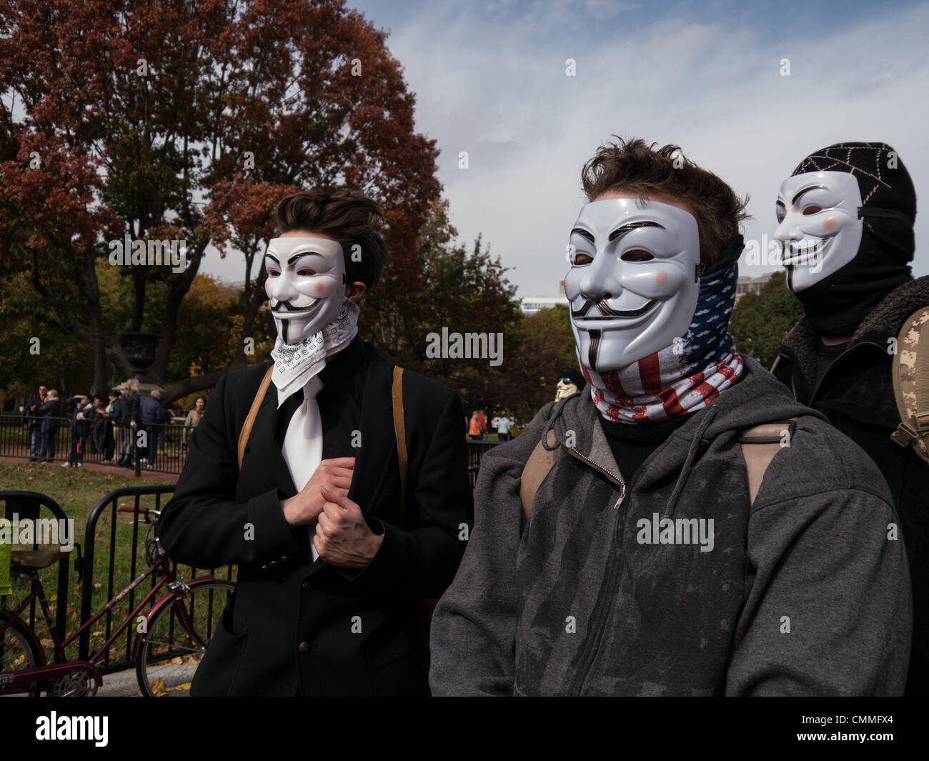 Washington, DC, USA. 05 nov., 2013. Les partisans de masqué "Anonyme" a défilé de la Maison Blanche à la capitale américaine mardi. Ils sont à la recherche de plus de transparence et moins d'intrusion dans la vie privée du gouvernement et l'armée. Credit : Ann peu/Alamy Live News Banque D'Images