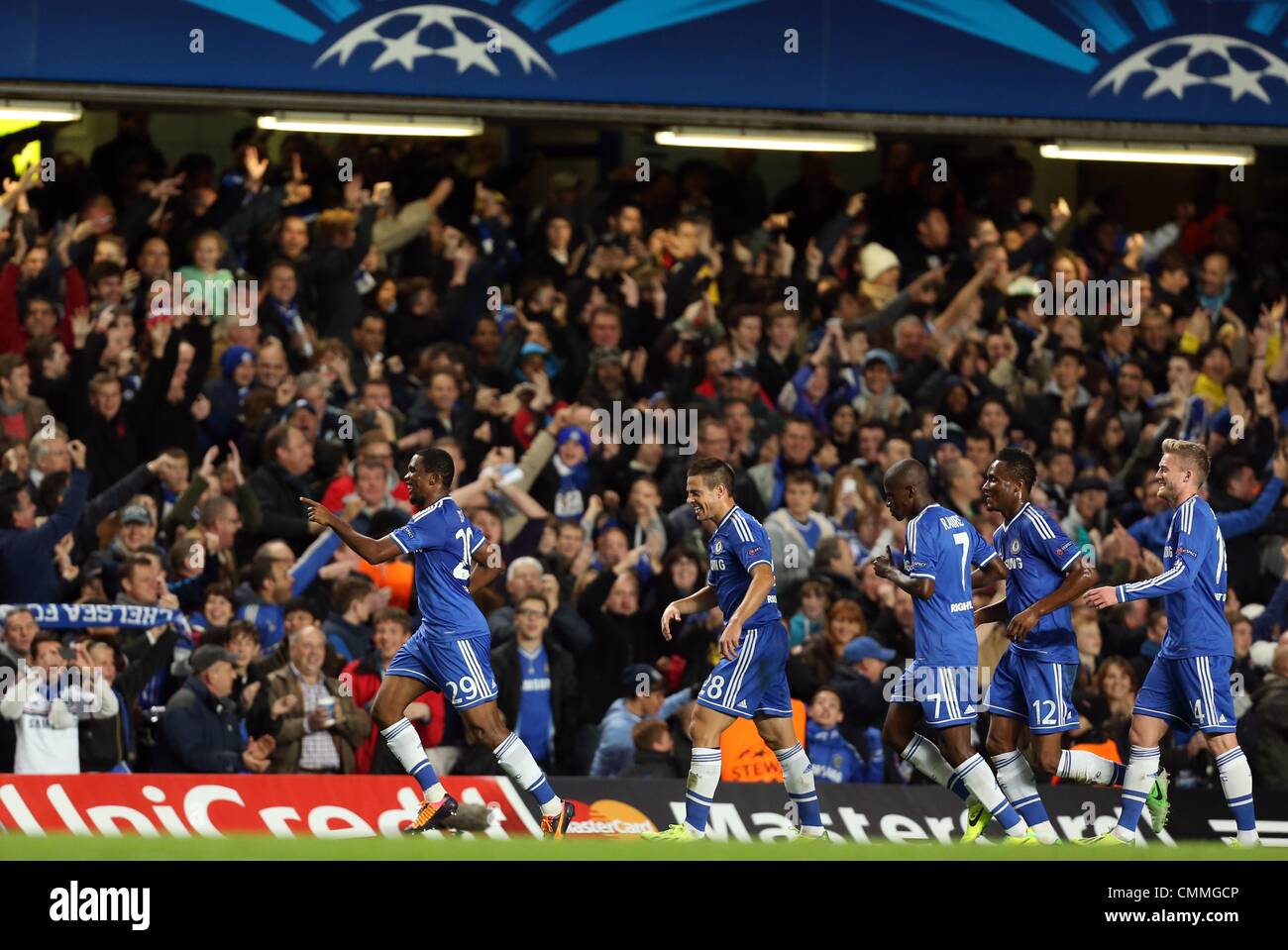 Londres, Grande-Bretagne. 06 nov., 2013. Samuel Eto'o (L) de Chelsea fête son but pour 1-0 au cours de l'UEFA Champions League groupe e match de foot entre Chelsea FC et le FC Schalke 04 au stade de Stamford Bridge à Londres, Grande-Bretagne, 06 novembre 2013. Photo : Friso Gentsch/dpa/Alamy Live News Banque D'Images