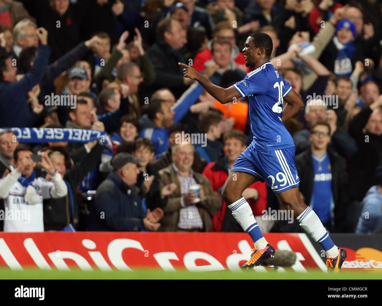 Londres, Grande-Bretagne. 06 nov., 2013. Samuel Eto'o de Chelsea fête son but pour 1-0 au cours de l'UEFA Champions League groupe e match de foot entre Chelsea FC et le FC Schalke 04 au stade de Stamford Bridge à Londres, Grande-Bretagne, 06 novembre 2013. Photo : Friso Gentsch/dpa/Alamy Live News Banque D'Images