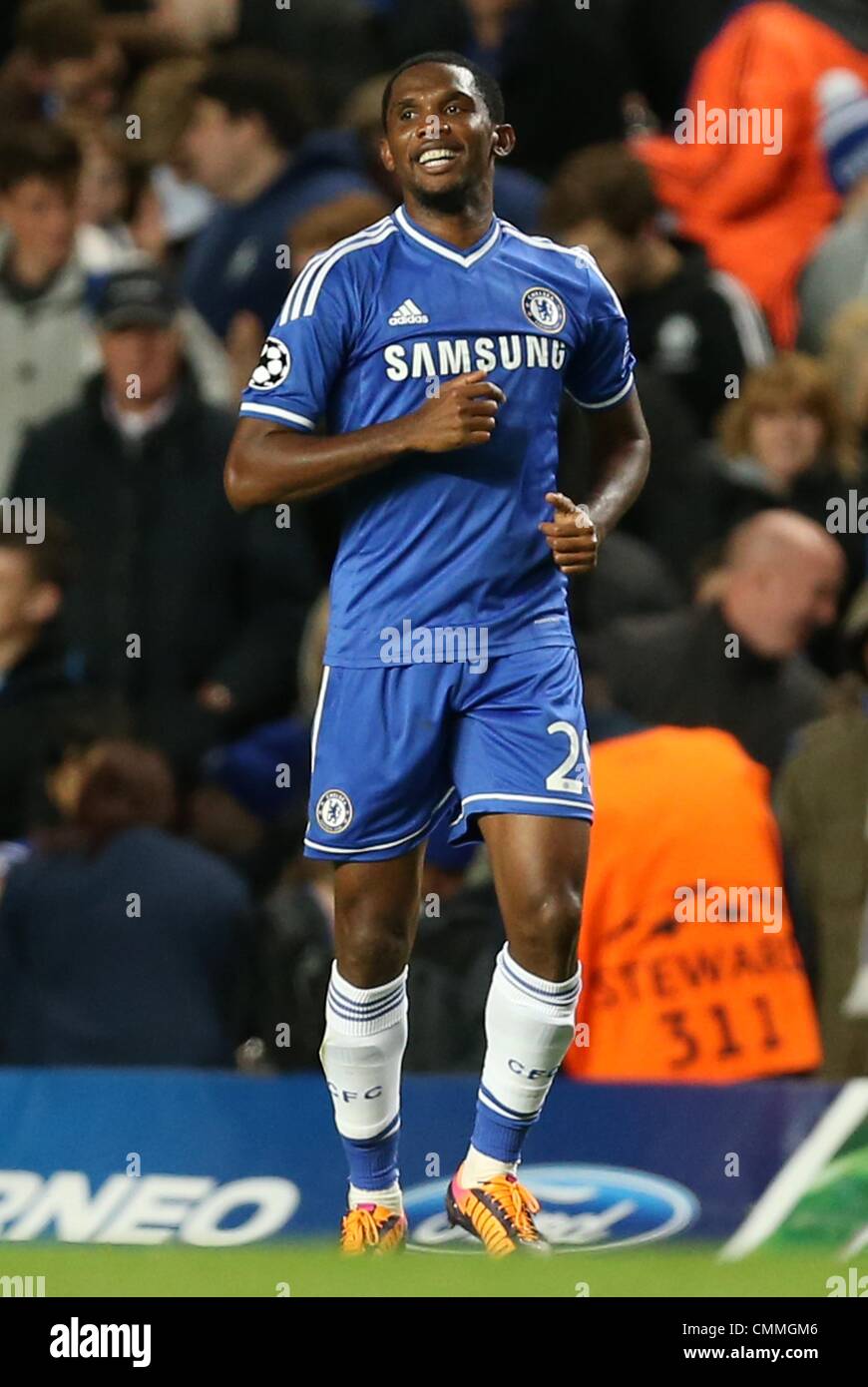Londres, Grande-Bretagne. 06 nov., 2013. Samuel Eto'o de Chelsea fête son but pour 2-0 au cours de l'UEFA Champions League groupe e match de foot entre Chelsea FC et le FC Schalke 04 au stade de Stamford Bridge à Londres, Grande-Bretagne, 06 novembre 2013. Photo : Friso Gentsch/dpa/Alamy Live News Banque D'Images