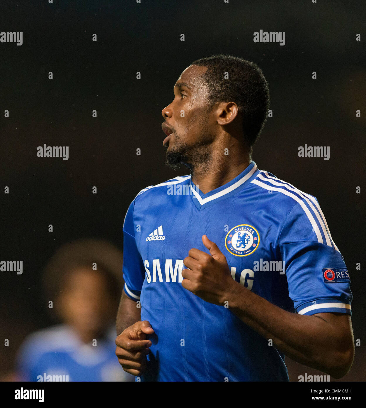 Londres, Royaume-Uni. 06 nov., 2013. Chelsea's Samuel Eto'o célèbre après avoir marqué son deuxième but au cours de la Ligue des Champions groupe e match entre Chelsea et Schalke de Stamford Bridge. © Plus Sport Action/Alamy Live News Banque D'Images