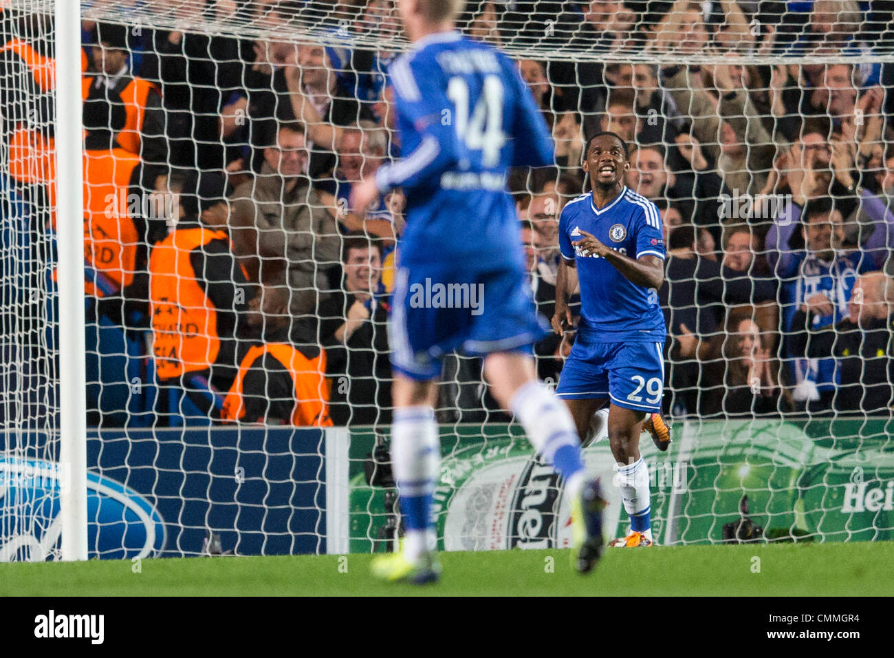 Londres, Royaume-Uni. 06 nov., 2013. Chelsea's Samuel Eto'o célèbre marquant le premier but lors de la Ligue des Champions groupe e match entre Chelsea et Schalke de Stamford Bridge. © Plus Sport Action/Alamy Live News Banque D'Images