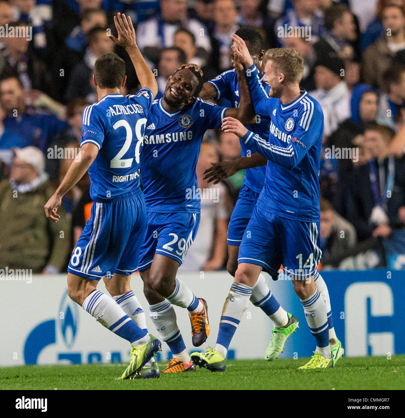 Londres, Royaume-Uni. 06 nov., 2013. Les joueurs de Chelsea célébrer un but de Samuel Eto'o au cours de la Ligue des Champions groupe e match entre Chelsea et Schalke de Stamford Bridge. © Plus Sport Action/Alamy Live News Banque D'Images