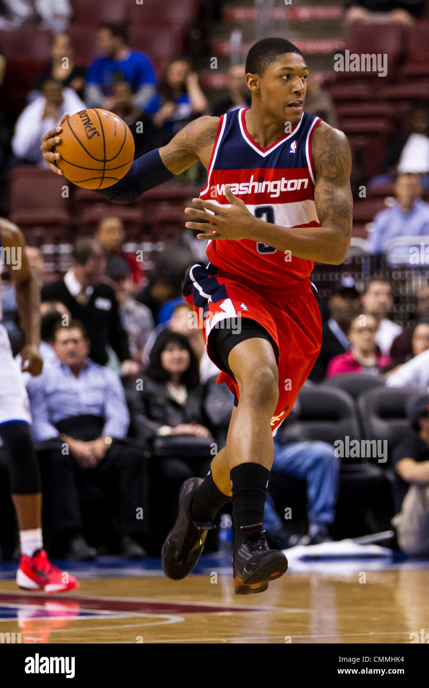 Philadelphie, Pennsylvanie, USA. Philadelphie, Pennsylvanie, USA. Nov 6, 2013. Washington Wizards shooting guard Bradley Beal (3) apporte la balle jusqu'à la cour au cours de la NBA match entre les Washington Wizards et les Philadelphia 76ers au Wells Fargo Center de Philadelphie, Pennsylvanie. Christopher (Szagola/Cal Sport Media/Alamy Live News) © csm/Alamy Live News Banque D'Images