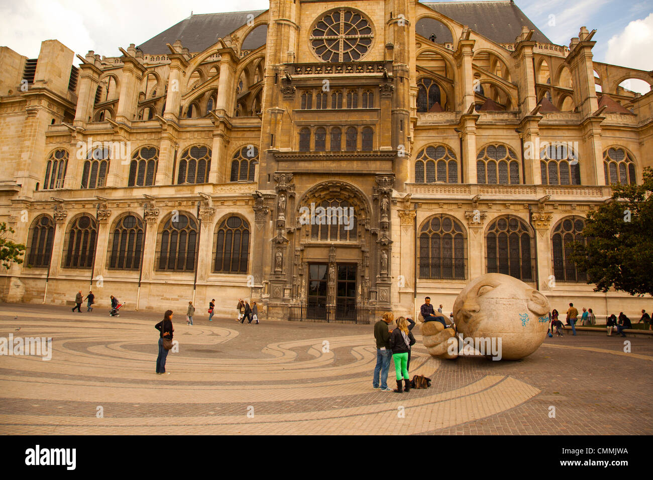 La sculpture 'l'Ecoute' en face de l'Église St-Eustache à Paris France Banque D'Images