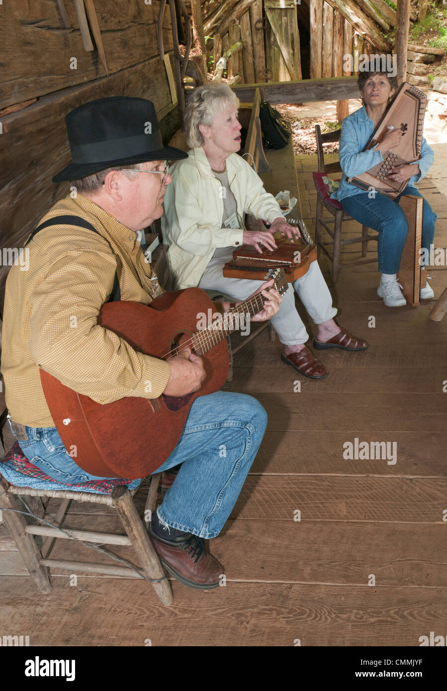 New York, Norris, Museum of Appalachia, porche musiciens jouant de la musique traditionnelle de la région. Banque D'Images