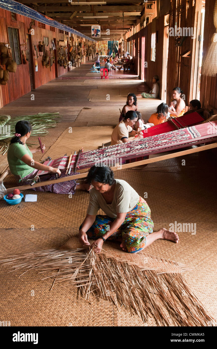 Les femmes de l'Iban en zigzag dans l'Nanga Sumpa longhouse au Sarawak, Bornéo, Malaisie Banque D'Images