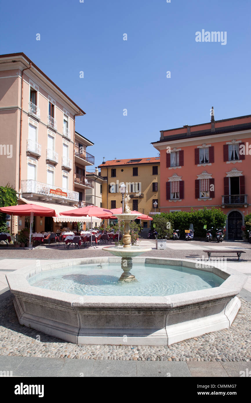 La place et la fontaine, Menaggio, Lac de Côme, Lombardie, Italie, Europe Banque D'Images
