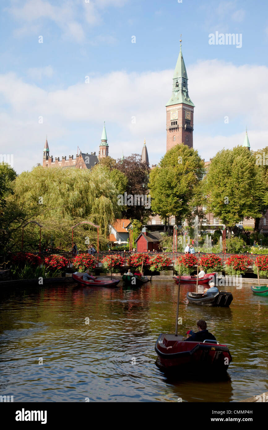 Les Jardins de Tivoli et l'Hôtel de Ville Tour de l'horloge, Copenhague, Danemark, Scandinavie, Europe Banque D'Images