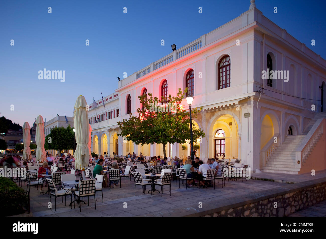 Restaurant au crépuscule, Place Solomos, Zakynthos, Zakynthos, îles Ioniennes, îles grecques, Grèce, Europe Banque D'Images