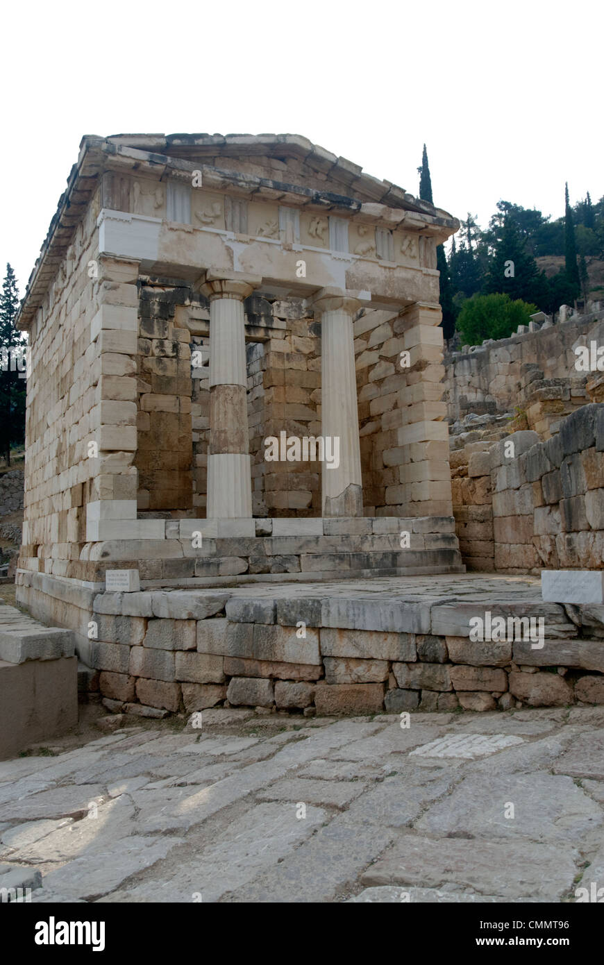 Delphi. La Grèce. Avis du Conseil du Trésor des Athéniens qui est situé sur la voie sacrée du sanctuaire d'Apollon à Banque D'Images