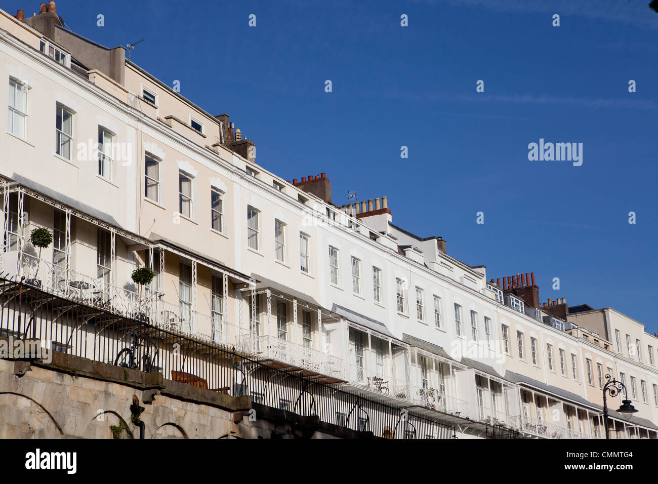 La rangée de Grade II Logement en terrasses sur le Royal York Crescent à Clifton, Bristol sur une journée ensoleillée avec un ciel bleu. Banque D'Images